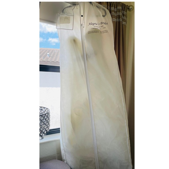 White beautiful wedding dress - Picture 2 of 3